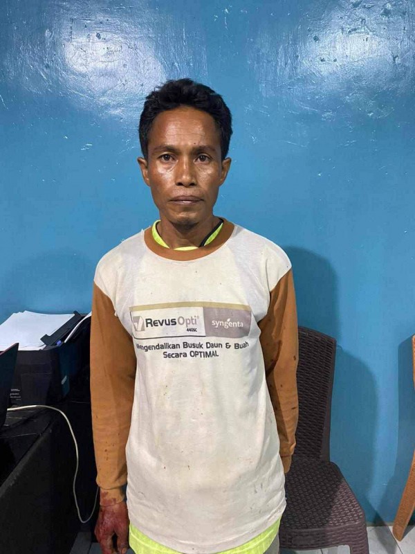 Foto Pelaku KDRT, Edy Supryadin (37) saat Diamankan oleh Polsek Hu'u pada Jumat (6/9/2024) (Sumber: A. Setiawan)